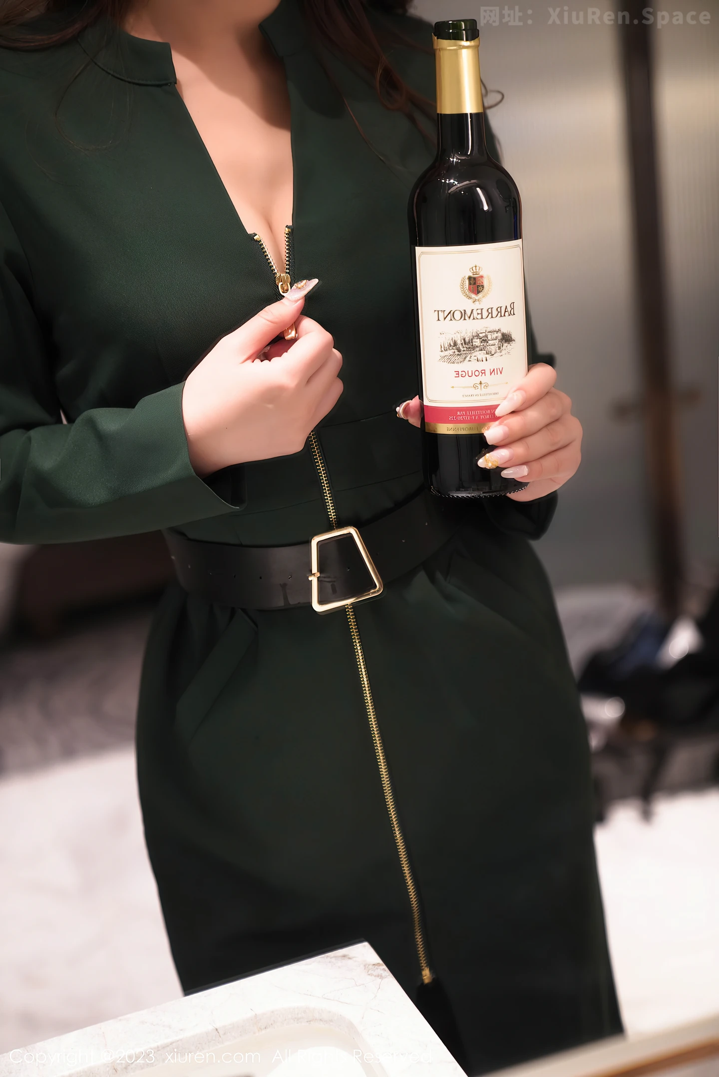 图片[2]-[XiuRen秀人网]VOL.7553 模特月野兔美妞性感墨绿色服饰露黑色内衣秀曼妙身姿诱惑写真64P-秀人网官方网站